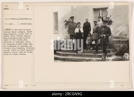 Photo de groupe prise au domicile du major-général Harry L. Rogers, quartier-maître en chef, A.E.F. De gauche à droite : le major général Rogers, Mme G. des Jobert, Mae Vinohen (propriétaire du château), Mme Gilberte de Ronseray, le lieutenant de Ronseray (armée française), Mme le Vicomtesse de Ronseray, et le colonel John F. Madden, infanterie, A.Q.M. (Pas au chef quartier- maître, A.E.P.). Lieu : joue de Tours, Indre et Loire, France. Photo prise en 1918. Banque D'Images