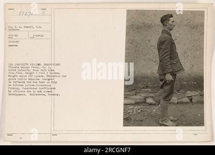 Soldat George Perry, Co. A, 125th Infantry, est présenté dans cette image de soldat composite. Il est né à Salt Lake City, dans l'Utah et mesure 5 pieds 9 pouces, pesant environ 150 livres. Perry a reçu une éducation de 2e année dans les écoles publiques et a travaillé comme agriculteur avant de rejoindre l'armée. Cependant, il a été affecté à des tâches de cuisine et est considéré comme inefficace par les agents en raison de son développement inférieur à la moyenne. La photographie a été prise à Gullesheim, en Allemagne, le 5 avril 1919. Banque D'Images