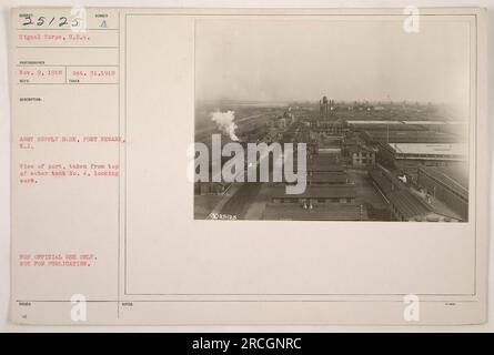 Vue aérienne de la base d'approvisionnement de l'armée à Port Newark, New Jersey pendant la première Guerre mondiale. La photographie a été prise le 31 octobre 1918 par un photographe du signal corps, aux États-Unis L'image montre le port depuis le haut du réservoir d'eau no 4, en regardant vers l'est. La photographie a été classée comme « POUR USAGE OFFICIEL SEULEMENT » et « PAS POUR PUBLICATION ». Banque D'Images