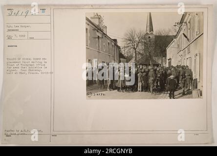 Le sergent Leo Morper et ses compagnons du dépôt de remplacement du corps des signaux sont vus en attente devant un bureau de télégraphe à Cour Cheverny, en France, le 11 novembre 1918. Ils attendent avec impatience la nouvelle de la signature de l'armistice. La photo a été prise par le photographe le 7 janvier 1919 et passée par le censeur de l'A.E.F. Banque D'Images