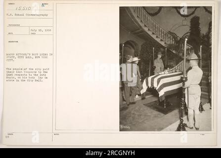 Légende : le corps du major Mitchell gisant dans l'état à l'hôtel de ville de New York. Les habitants de la ville rendent hommage au défunt maire. Photographie prise le 10 juillet 1918 pour les États-Unis Cinéma scolaire. Banque D'Images