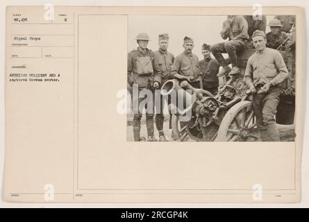 Soldats américains escortant un groupe de soldats allemands capturés transportant un mortier. Première Guerre mondiale. Image #50436, prise par le signal corps. Banque D'Images