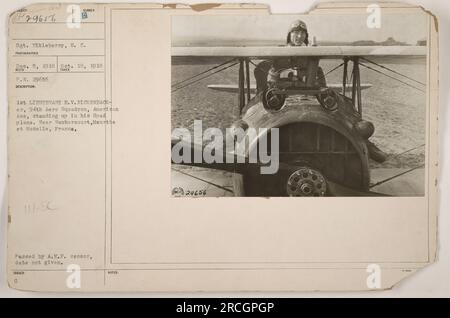 1st Lieutenant E.V. Rickenbacker, un as américain, est montré debout dans son avion Spad pendant la première Guerre mondiale. La photographie a été prise près de Rembercourt, Meurthe et Moselle, France. L'image fait partie de la collection Aviation - StillPixFindingAid EC 50/27 MISC 29616, prise le 5 décembre 1918 par le sergent Eikleberry. Banque D'Images