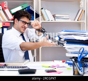L'employé attaché et enchaîné à son bureau avec chaîne Banque D'Images
