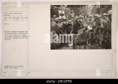 Des prisonniers allemands blessés recevant des soins médicaux dans un poste de premiers soins des 103e et 106e compagnies d'ambulance, situé à St.. Mihiel pendant la première Guerre mondiale. La photographie, prise par le VP J.M. Liles du signal corps le 23 octobre 1918 montre la tranchée allemande de deuxième ligne. Il a été pris dans le cadre des activités militaires américaines dans la région. L'image a ensuite été approuvée par le censeur de l'A.E.F. ». Banque D'Images