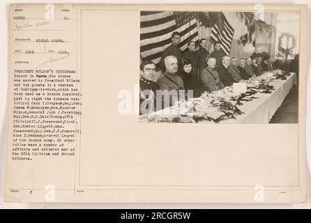 Dîner de Noël du Président Wilson à Chaumont. Le dîner a eu lieu dans un hôpital français, au service du président Wilson, de l'amiral Cary T. Grayson, du major général James W. McAndrew, de Mme Woodrow Wilson, du général John J. Pershing, du major général H.C. Hale, J.J. Jusserand, Lieut. Général Hunter Liggett, Mme. Jusserand, major général C.P. Sumerall, Mlle E. Benham, et le général Leorat de l'armée française. D'autres tables sont occupées par des officiers et des soldats de la 26e division et des officiers français. Banque D'Images