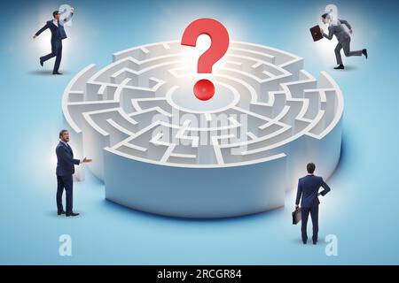 Homme d'affaires essayant de trouver un moyen de sortir du labyrinthe Banque D'Images