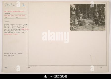 Le caporal F. G. Carnochan de la compagnie d'approvisionnement du 167th Regiment Infantry (anciennement 4th Regiment Infantry, Alabama National Guard, 42nd Division), vu en attente dans les bois près de Beuvardes, France le 29 juillet 1918. Les soldats se préparent à apporter de la nourriture cuite aux hommes en première ligne. Cette photographie a été prise par le photographe S.C. le 12 septembre 1918 et a été transmise par le censeur de l'A.E.F. le 1 septembre 1918. Banque D'Images