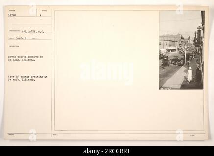 Convoi motorisé arrivant à DeKalb, Illinois dans le cadre de leur voyage de DeKalb, Indiana. Cette image représente le convoi en transit pendant la première Guerre mondiale Contribution et prise par le photographe G.T. Lacey le 30 juillet 1919. [Numéro de référence US National Archives : su 61748 RECTO] Banque D'Images