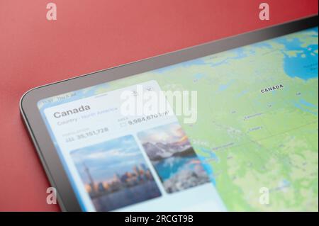 New York, USA - 6 juillet 2023 : Canada pays sur la carte du monde à l'écran de tablette ipad vue rapprochée Banque D'Images