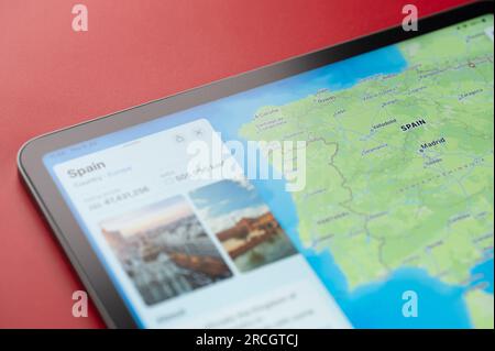 New York, États-Unis - 6 juillet 2023 : Contour de l'Espagne pays sur la carte du monde avec des informations sur populatian et zone dans Apple ipad macro vue rapprochée Banque D'Images