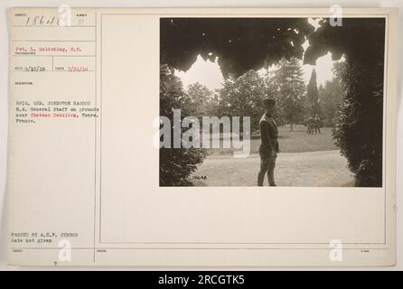 Le général Johnston Hagood, membre de l'état-major américain, est vu sur le terrain près du Château Beaulieu à Tours, France. La photographie montre le soldat L. Goldshlag du signal corps. La date à laquelle la photo a été prise est le 31 juillet 1918. L'image a été vérifiée et approuvée par le censeur de l'A.E.F. Banque D'Images