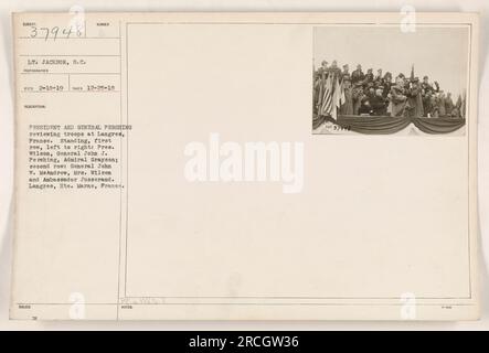 Le président Wilson et le général Pershing passent en revue les troupes à Langres, en France. La photo les montre debout dans la première rangée de gauche à droite dans l'ordre suivant : le président Wilson, le général Pershing et l'amiral Grayson. Dans la deuxième rangée se trouvent le général John W. Me Andrew, Mme Wilson et l'ambassadeur Jusserand. L'emplacement est Langres, hte. Marne, France. La photographie a été prise le 25 décembre 1918. Banque D'Images