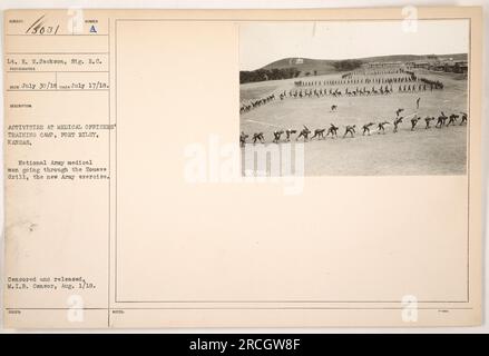 Personnel militaire américain participant à l'exercice Zouave, un nouvel exercice au camp d'entraînement des officiers médicaux à fort Riley, Kansas, pendant la première Guerre mondiale La photographie a été prise le 17 juillet 1918 par le lieutenant E. N. Jackson du signal Reserve corps. Il a été censuré et publié par le censeur du M.I.B. le 1 août 1918. Banque D'Images