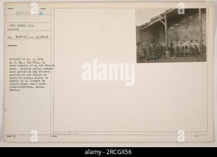 Des soldats de la compagnie A, 14e bataillon de mitrailleuses, 5e division, sont vus dans une ancienne grange française qui leur sert de cuisine à Lion-devant-dun, Meuse, France. Avant que les cuisiniers commencent leur travail, la police de la cuisine doit nettoyer les débris, conduisant à des attitudes mécontentes. Banque D'Images