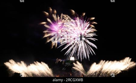 Paris, France. 14 juillet 2023. Les feux d'artifice explosent près de la Tour Eiffel lors des célébrations du jour de la Bastille à Paris, France, le 14 juillet 2023. La France a organisé les célébrations de la fête nationale française, ou Bastille Day, le vendredi. Crédit : Gao Jing/Xinhua/Alamy Live News Banque D'Images