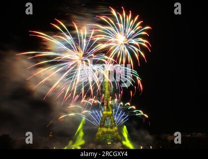 Paris, France. 14 juillet 2023. Les feux d'artifice explosent près de la Tour Eiffel lors des célébrations du jour de la Bastille à Paris, France, le 14 juillet 2023. La France a organisé les célébrations de la fête nationale française, ou Bastille Day, le vendredi. Crédit : Gao Jing/Xinhua/Alamy Live News Banque D'Images