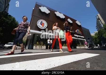 Bucarest, Roumanie. 14 juillet 2023 : inauguration du marché agroalimentaire 'Piata Norilor' par la mairie du secteur 4, Bucarest. Piața Norilor, le plus récent et l'un des plus modernes de la capitale, a été reconstruit sur son ancien site après la démolition de l'ancien marché d'un étage et a maintenant deux étages, Au rez-de-chaussée se trouve un parking et au premier étage se trouve le marché agroalimentaire adressé aux agriculteurs roumains. Crédit : Lucian Alecu/Alamy Live News Banque D'Images