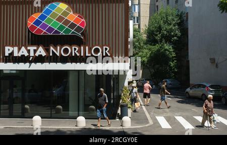 Bucarest, Roumanie. 14 juillet 2023 : inauguration du marché agroalimentaire 'Piata Norilor' par la mairie du secteur 4, Bucarest. Piața Norilor, le plus récent et l'un des plus modernes de la capitale, a été reconstruit sur son ancien site après la démolition de l'ancien marché d'un étage et a maintenant deux étages, Au rez-de-chaussée se trouve un parking et au premier étage se trouve le marché agroalimentaire adressé aux agriculteurs roumains. Crédit : Lucian Alecu/Alamy Live News Banque D'Images