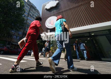 Bucarest, Roumanie. 14 juillet 2023 : inauguration du marché agroalimentaire 'Piata Norilor' par la mairie du secteur 4, Bucarest. Piața Norilor, le plus récent et l'un des plus modernes de la capitale, a été reconstruit sur son ancien site après la démolition de l'ancien marché d'un étage et a maintenant deux étages, Au rez-de-chaussée se trouve un parking et au premier étage se trouve le marché agroalimentaire adressé aux agriculteurs roumains. Crédit : Lucian Alecu/Alamy Live News Banque D'Images