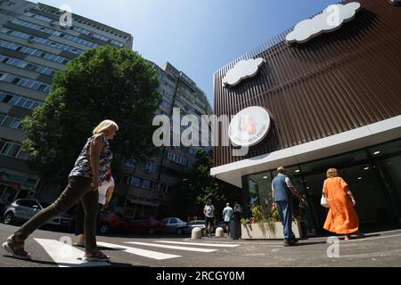 Bucarest, Roumanie. 14 juillet 2023 : inauguration du marché agroalimentaire 'Piata Norilor' par la mairie du secteur 4, Bucarest. Piața Norilor, le plus récent et l'un des plus modernes de la capitale, a été reconstruit sur son ancien site après la démolition de l'ancien marché d'un étage et a maintenant deux étages, Au rez-de-chaussée se trouve un parking et au premier étage se trouve le marché agroalimentaire adressé aux agriculteurs roumains. Crédit : Lucian Alecu/Alamy Live News Banque D'Images