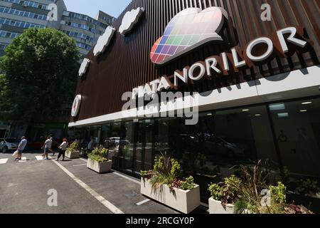 Bucarest, Roumanie. 14 juillet 2023 : inauguration du marché agroalimentaire 'Piata Norilor' par la mairie du secteur 4, Bucarest. Piața Norilor, le plus récent et l'un des plus modernes de la capitale, a été reconstruit sur son ancien site après la démolition de l'ancien marché d'un étage et a maintenant deux étages, Au rez-de-chaussée se trouve un parking et au premier étage se trouve le marché agroalimentaire adressé aux agriculteurs roumains. Crédit : Lucian Alecu/Alamy Live News Banque D'Images