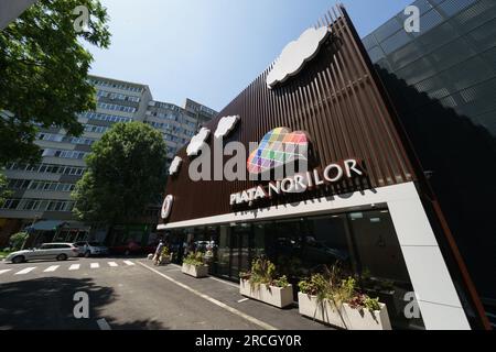 Bucarest, Roumanie. 14 juillet 2023 : inauguration du marché agroalimentaire 'Piata Norilor' par la mairie du secteur 4, Bucarest. Piața Norilor, le plus récent et l'un des plus modernes de la capitale, a été reconstruit sur son ancien site après la démolition de l'ancien marché d'un étage et a maintenant deux étages, Au rez-de-chaussée se trouve un parking et au premier étage se trouve le marché agroalimentaire adressé aux agriculteurs roumains. Crédit : Lucian Alecu/Alamy Live News Banque D'Images