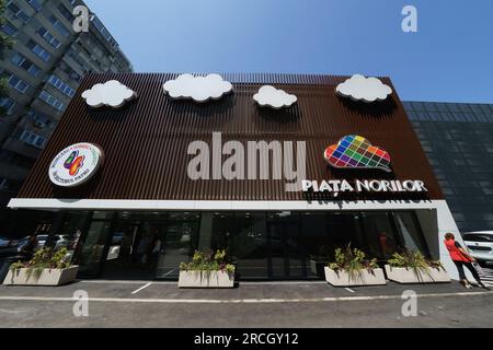 Bucarest, Roumanie. 14 juillet 2023 : inauguration du marché agroalimentaire 'Piata Norilor' par la mairie du secteur 4, Bucarest. Piața Norilor, le plus récent et l'un des plus modernes de la capitale, a été reconstruit sur son ancien site après la démolition de l'ancien marché d'un étage et a maintenant deux étages, Au rez-de-chaussée se trouve un parking et au premier étage se trouve le marché agroalimentaire adressé aux agriculteurs roumains. Crédit : Lucian Alecu/Alamy Live News Banque D'Images