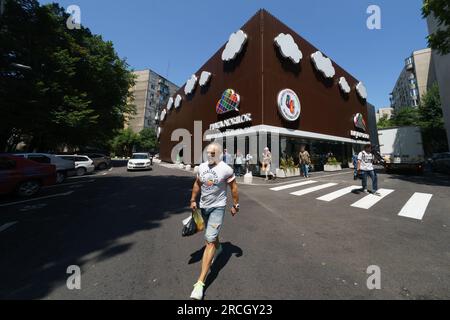 Bucarest, Roumanie. 14 juillet 2023 : inauguration du marché agroalimentaire 'Piata Norilor' par la mairie du secteur 4, Bucarest. Piața Norilor, le plus récent et l'un des plus modernes de la capitale, a été reconstruit sur son ancien site après la démolition de l'ancien marché d'un étage et a maintenant deux étages, Au rez-de-chaussée se trouve un parking et au premier étage se trouve le marché agroalimentaire adressé aux agriculteurs roumains. Crédit : Lucian Alecu/Alamy Live News Banque D'Images