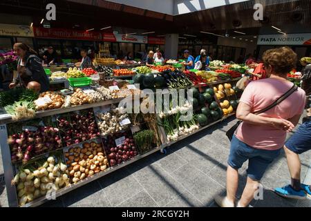 Bucarest, Roumanie. 14 juillet 2023 : inauguration du marché agroalimentaire 'Piata Norilor' par la mairie du secteur 4, Bucarest. Piața Norilor, le plus récent et l'un des plus modernes de la capitale, a été reconstruit sur son ancien site après la démolition de l'ancien marché d'un étage et a maintenant deux étages, Au rez-de-chaussée se trouve un parking et au premier étage se trouve le marché agroalimentaire adressé aux agriculteurs roumains. Crédit : Lucian Alecu/Alamy Live News Banque D'Images