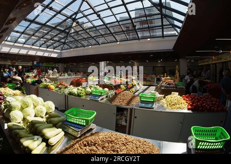 Bucarest, Roumanie. 14 juillet 2023 : inauguration du marché agroalimentaire 'Piata Norilor' par la mairie du secteur 4, Bucarest. Piața Norilor, le plus récent et l'un des plus modernes de la capitale, a été reconstruit sur son ancien site après la démolition de l'ancien marché d'un étage et a maintenant deux étages, Au rez-de-chaussée se trouve un parking et au premier étage se trouve le marché agroalimentaire adressé aux agriculteurs roumains. Crédit : Lucian Alecu/Alamy Live News Banque D'Images