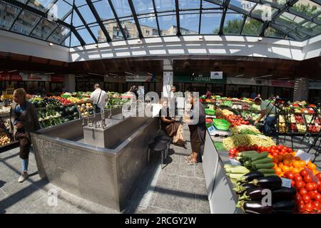 Bucarest, Roumanie. 14 juillet 2023 : inauguration du marché agroalimentaire 'Piata Norilor' par la mairie du secteur 4, Bucarest. Piața Norilor, le plus récent et l'un des plus modernes de la capitale, a été reconstruit sur son ancien site après la démolition de l'ancien marché d'un étage et a maintenant deux étages, Au rez-de-chaussée se trouve un parking et au premier étage se trouve le marché agroalimentaire adressé aux agriculteurs roumains. Crédit : Lucian Alecu/Alamy Live News Banque D'Images