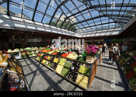 Bucarest, Roumanie. 14 juillet 2023 : inauguration du marché agroalimentaire 'Piata Norilor' par la mairie du secteur 4, Bucarest. Piața Norilor, le plus récent et l'un des plus modernes de la capitale, a été reconstruit sur son ancien site après la démolition de l'ancien marché d'un étage et a maintenant deux étages, Au rez-de-chaussée se trouve un parking et au premier étage se trouve le marché agroalimentaire adressé aux agriculteurs roumains. Crédit : Lucian Alecu/Alamy Live News Banque D'Images