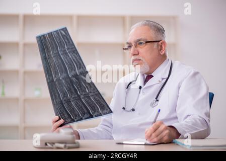 Ancien médecin radiologue travaillant à l'hôpital Banque D'Images