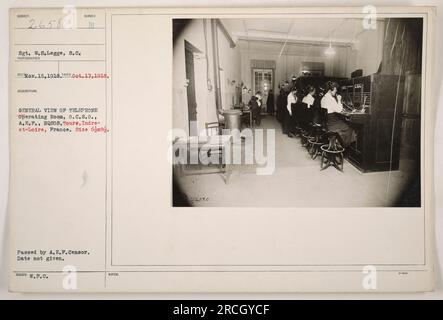 Légende : une photographie prise le 17 octobre 1918 montre une vue générale d'une salle d'opération téléphonique à l'O.C.S.O. à Tours, Indre-et-Loire, France. L'image, capturée par le sergent W.S. Legge du signal corps, représente la configuration utilisée par l'armée américaine pendant la première Guerre mondiale à des fins de communication. Banque D'Images