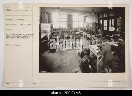 L'image montre la salle des appareils du S.C. École de radio et de télégraphie multiplex, située au Collège de la ville de New York. La photographie a été prise par A.E. Sproul et la description note qu'il a été pris en décembre 1918. La pièce est étiquetée comme le symbole S.C. École de radio et de télégraphie multiplex, qui fait partie du Collège. A.C. a noté que la photographie avait été émise avec des renseignements supplémentaires. Banque D'Images