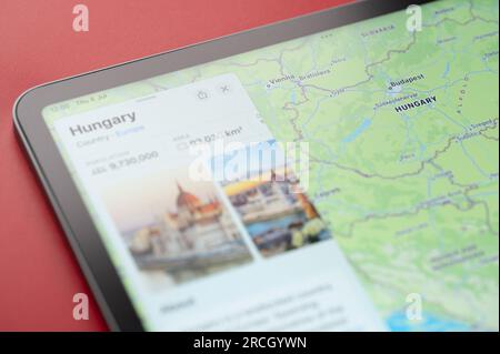 New York, États-Unis - 6 juillet 2023 : Contour de la Hongrie pays border sur la carte du monde Apple ipad vue rapprochée Banque D'Images