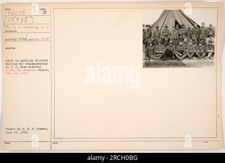 Un groupe de soldats américains attend d'être transporté à T.S. Hôpital de la base n°101 à St. Nazaire, France. Date : 25 juin 1918. La photographie a été transmise par l'A.E.P. Censurer le 16 juillet 1918. Le VP L. P. Goldshlag, S.C., peut être vu dans l'image. Banque D'Images