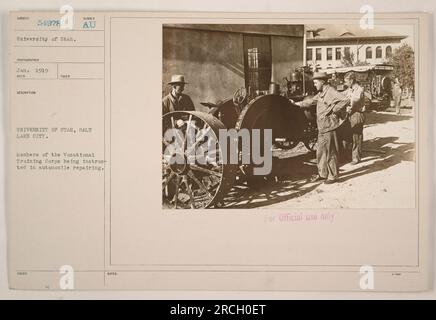 Les membres du corps de formation professionnelle de l'Université de l'Utah à Salt Lake City reçoivent une formation en réparation automobile pendant la première Guerre mondiale. Cette photographie, prise en janvier 1919, porte le numéro de référence 54978 et était destinée à un usage officiel seulement. Banque D'Images