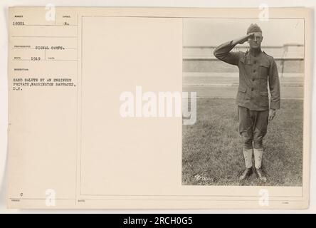 Soldat du signal corps, identifié comme numéro 18001, reçoit un salut de la main d'un ingénieur privé à Washington Barracks, DC en 1919. La photo a été prise par un photographe du signal corps et fait partie du syndol, une collection numérique de photographies militaires. Banque D'Images