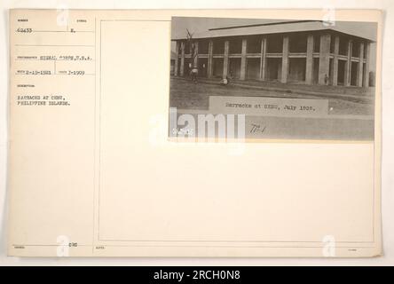 Caserne à Cebu, Philippines en juillet 1909. Cette photographie, étiquetée 62433 E, a été prise par un photographe du signal corps de l'armée des États-Unis. L'image montre un groupe de bâtiments sur une base militaire, probablement utilisés comme logements pour les soldats stationnés à Cebu. Banque D'Images