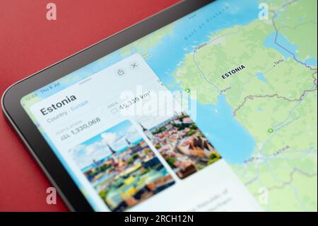 New York, États-Unis - 6 juillet 2023 : carte et infos du pays Estonie sur le monde Apple ipad macro vue rapprochée Banque D'Images