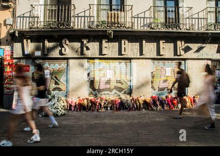 Madrid, Espagne. 14 juillet 2023. En mémoire de Concha, la propriétaire du magasin de vêtements situé sur la place qui a été assassiné la semaine dernière dans un vol à son entreprise, et de dénoncer l'abandon du quartier et le sentiment de non-sécurité dans la région. (Photo Alberto Sibaja/Pacific Press) crédit : Pacific Press Media production Corp./Alamy Live News Banque D'Images