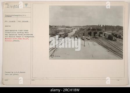 'VP GAUCHE. McLaughlin pendant la première Guerre mondiale. L'image montre une installation frigorifique en construction à Bassens Docks, base sec. #2 à Bordeaux, France. En arrière-plan, des gares de départ de chemin de fer, une rotonde, et des ateliers d'usinage peuvent être vus. Aucune date spécifique n'est donnée pour l'image.' Banque D'Images