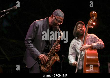 14 juillet 2023, Rome, Lazio, Italie : avec son dernier et merveilleux album ''Sounds from the Ancestors'', Garrett, lauréat du Grammy Award, se produit comme suit: Kenny Garrett - saxophone alto, Keith Brown - piano, Corchoran Holt - basse, Rudy Bird - percussions, Ronald Bruner Jr. â€“ batterie..à la Casa del Jazz dans le magnifique Osio Park, lieu d'été du Festival ''Summer Time'' 2023 à Rome. (Image de crédit : © Daniela Franceschelli/Pacific Press via ZUMA Press Wire) USAGE ÉDITORIAL SEULEMENT! Non destiné à UN USAGE commercial ! Banque D'Images