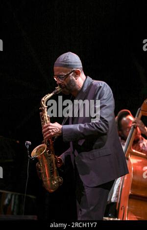 14 juillet 2023, Rome, Lazio, Italie : avec son dernier et merveilleux album ''Sounds from the Ancestors'', Garrett, lauréat du Grammy Award, se produit comme suit: Kenny Garrett - saxophone alto, Keith Brown - piano, Corchoran Holt - basse, Rudy Bird - percussions, Ronald Bruner Jr. â€“ batterie..à la Casa del Jazz dans le magnifique Osio Park, lieu d'été du Festival ''Summer Time'' 2023 à Rome. (Image de crédit : © Daniela Franceschelli/Pacific Press via ZUMA Press Wire) USAGE ÉDITORIAL SEULEMENT! Non destiné à UN USAGE commercial ! Banque D'Images