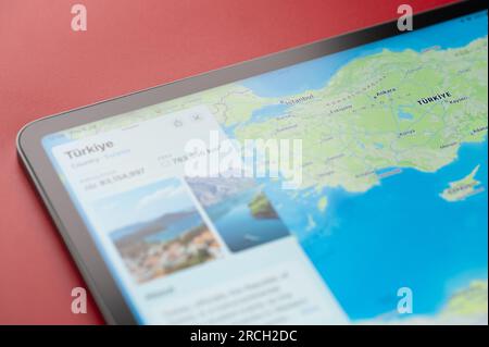 New York, États-Unis - 6 juillet 2023 : ligne de frontière sur le pays Turkiye avec des informations sur la carte du monde Apple macro ipad vue rapprochée Banque D'Images