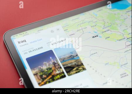 New York, États-Unis - 6 juillet 2023 : Irak forme du pays sur la carte ipad macro gros plan Banque D'Images