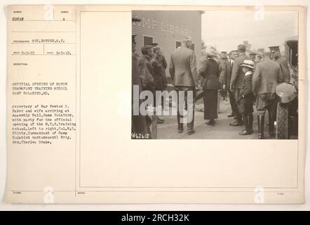 Le secrétaire à la Guerre Newton D. Baker et sa femme arrivent à Assembly Hall, Camp Holabird, pour l'ouverture officielle de l'école de formation du Motor transport corps. Ils sont escortés par le colonel W.D. Chitty, commandant du cantonnement du camp Holabird, et brigadier. Général Charles Drake. Photographie prise le 5 septembre 1919. Banque D'Images