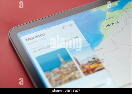 New York, États-Unis - 6 juillet 2023 : Contour du Maroc pays sur la carte du monde avec des informations sur populatian et zone dans Apple ipad macro vue rapprochée Banque D'Images